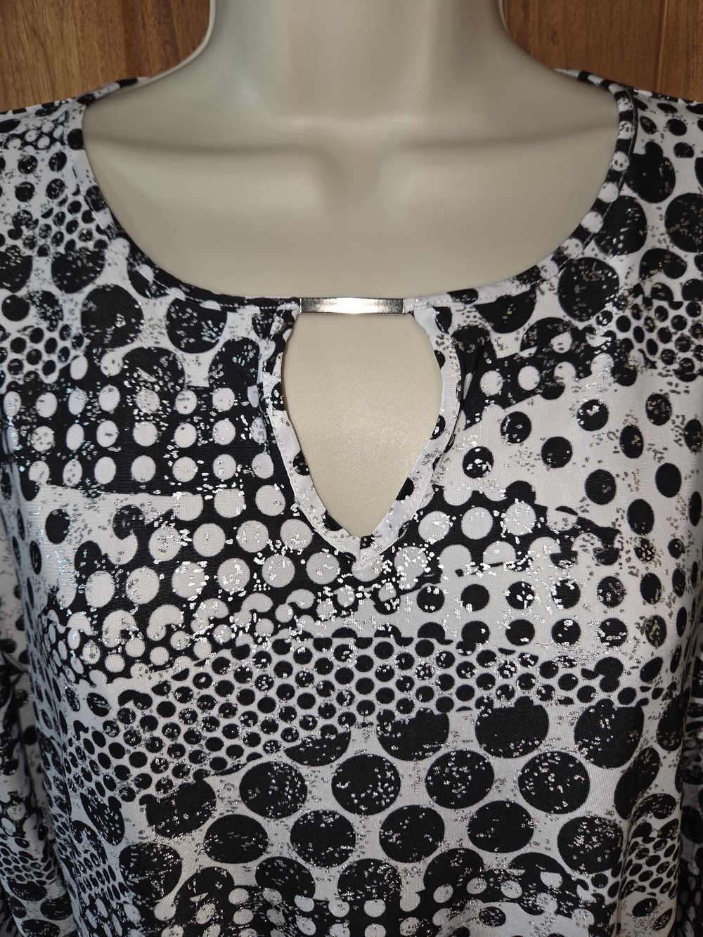 Emily Daniels Black & White Dot-Pattern Keyhole Women's Blouse - Picture 3 of 9